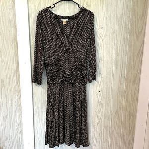 Harold’s XL 3/4 sleeve brown dress with white and tan spots. V-neck. Stretchy